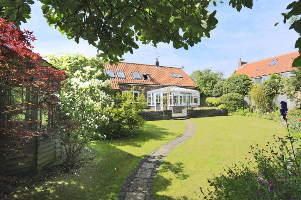a house with a garden with a lawn at 5 Bed in Walberswick oc-hferin in Walberswick