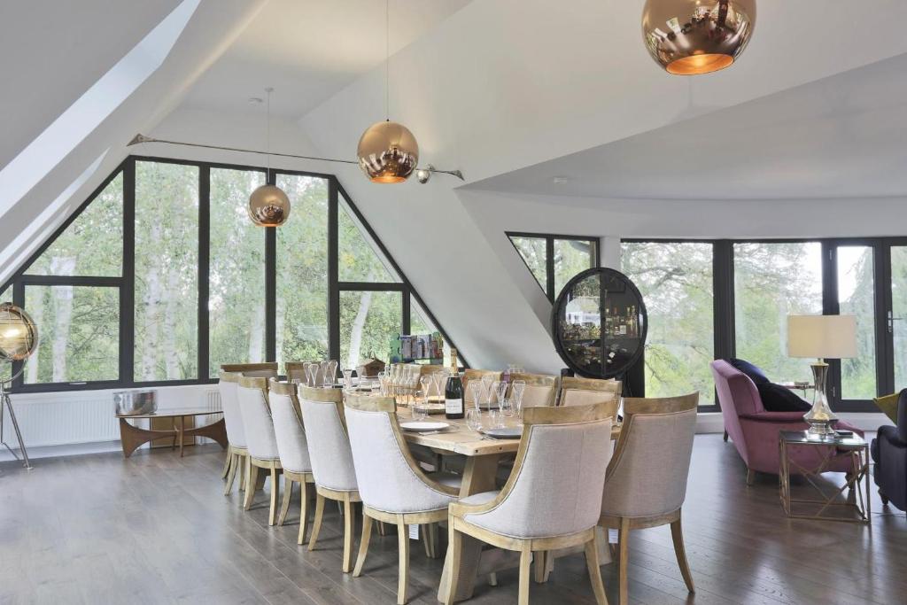 a dining room with a table and chairs at 6 Bed in Lavenham oc-stofa in Lavenham