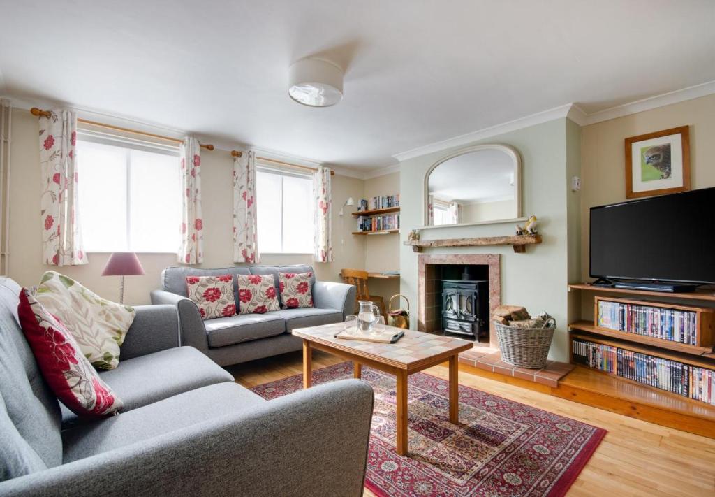 a living room with a couch and a tv at 2 Bed in Holt oc-1449 in Holt
