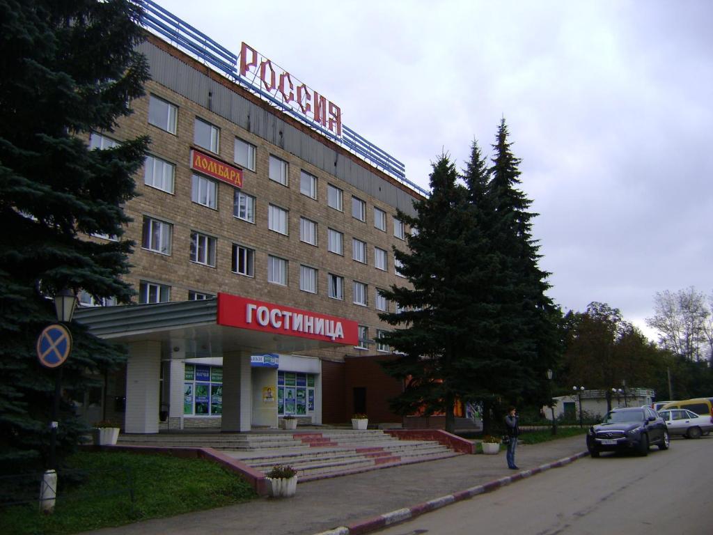 a hotel with a car parked in front of it at Gostinitsa Rossia in Novomoskovsk