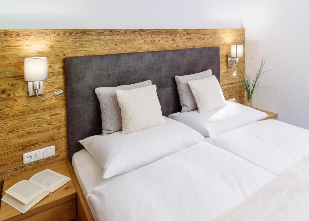 Postel nebo postele na pokoji v ubytování Hotel Garni Ingeborg