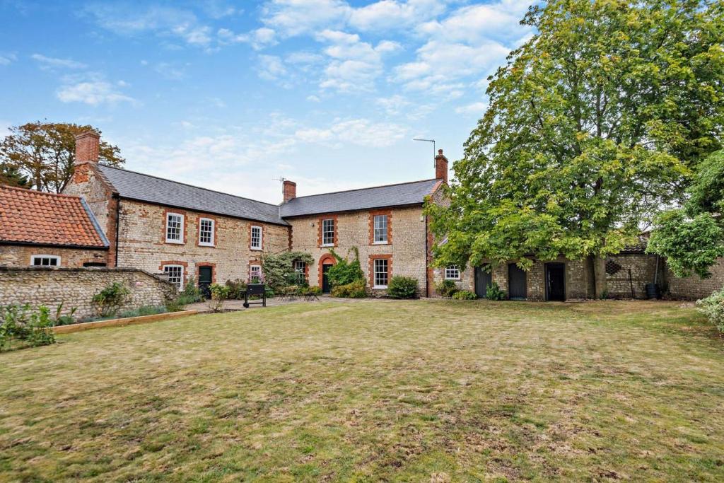 an old brick house with a large yard at 5 Bed in Methwold oc-r29770 in Methwold