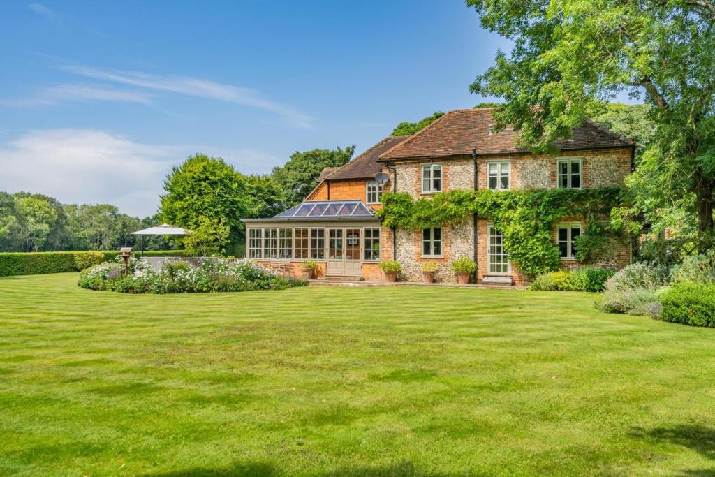 a large house with a large lawn in front of it at 7 Bed in Henley-on-Thames oc-d29802 in Northend