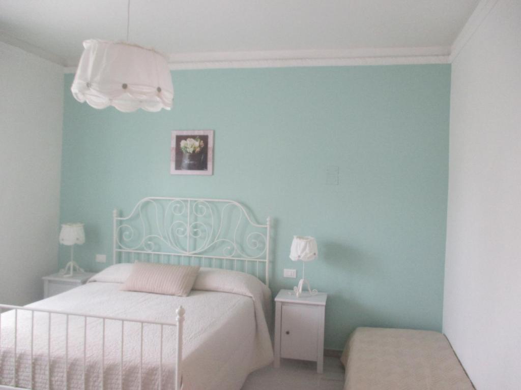 フェルモにあるB&B Il Ponte di Legnoの青い壁のベッドルーム1室(ベッド1台付)