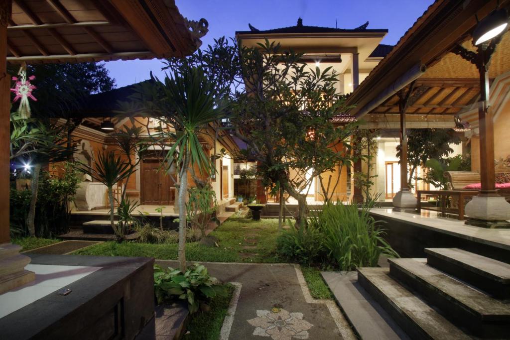a courtyard of a house with a garden at Soca Garden Guest house in Ubud