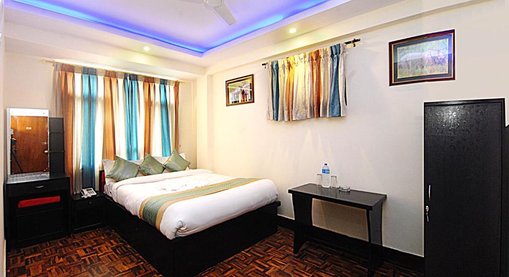 Postel nebo postele na pokoji v ubytování Hotel Gallery Nepal