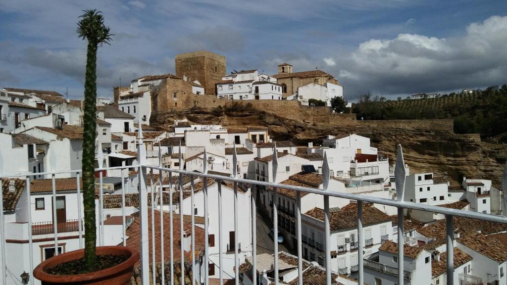 セテニル・デ・ラス・ボデガスにあるCasa de las Lanzasの山の白い建物群