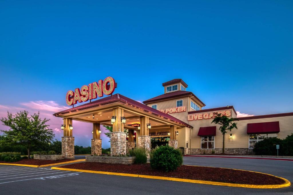 a restaurant with a sign on the front of it at Lakeside Hotel Casino, a Travelodge by Wyndham in Osceola