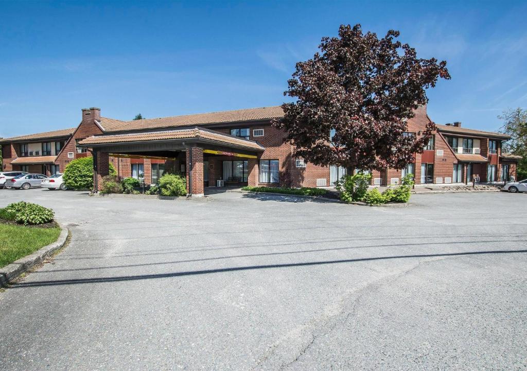 an empty parking lot in front of a building at Comfort Inn Sherbrooke - Estrie in Sherbrooke