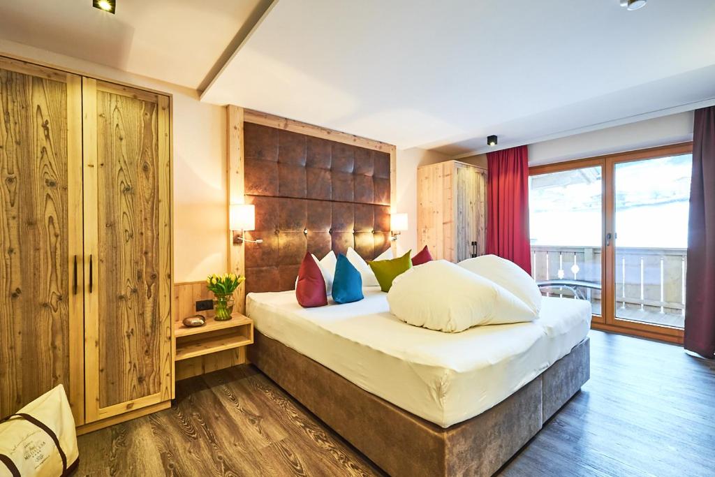 Postel nebo postele na pokoji v ubytování Hotel Magdalena im Zillertal - Urlaub mit Hund