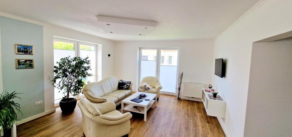 a living room with two chairs and a table at Ferienhaus Strandallee 10 in Burhave