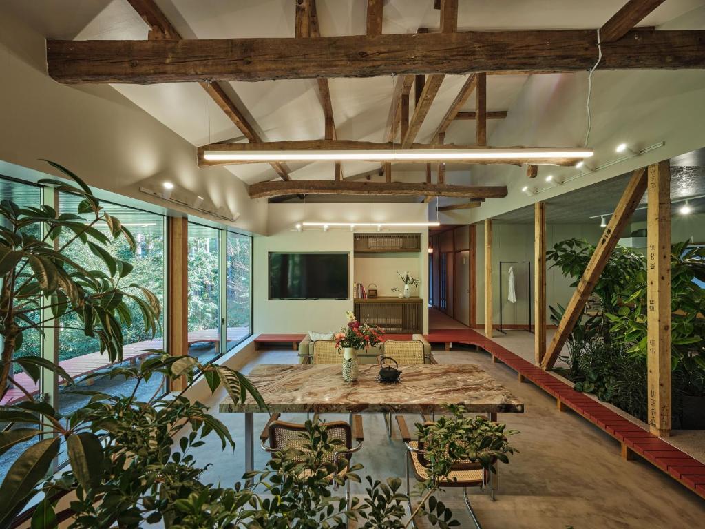 a living room with a table and some plants at shinso hakone in Hakone