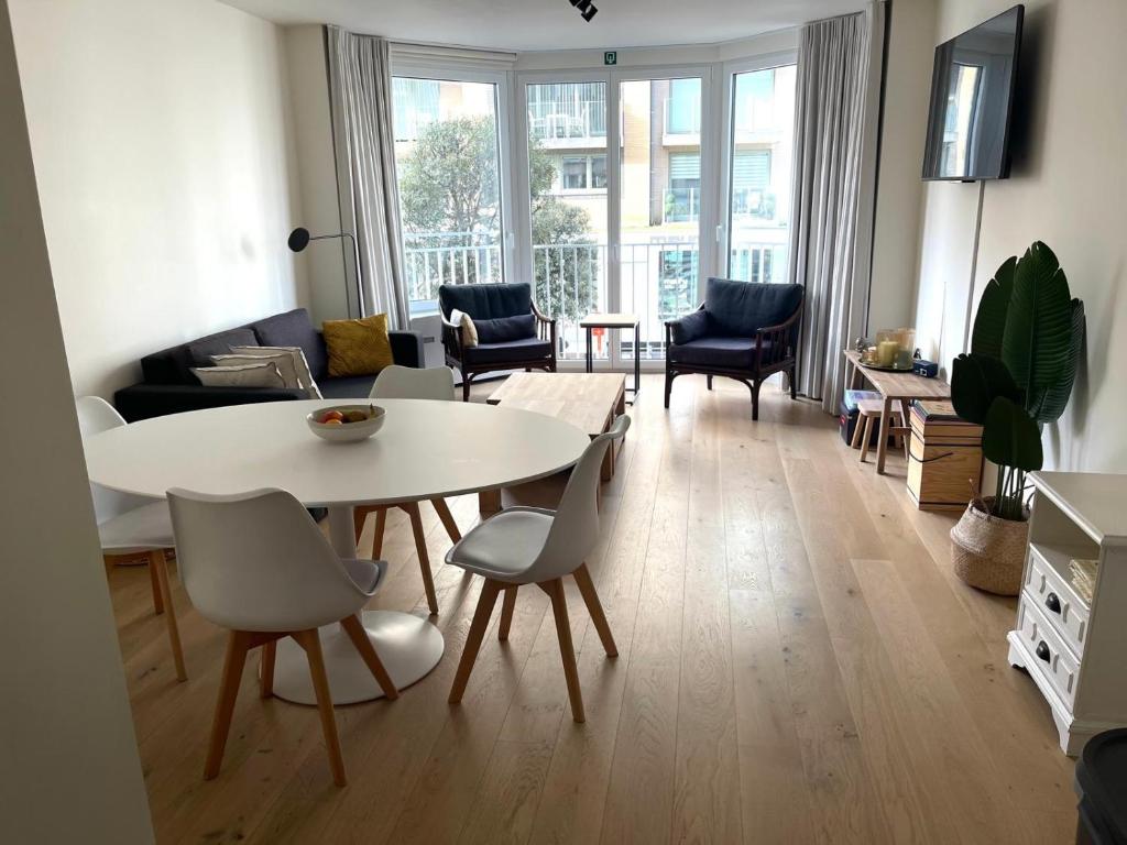 a living room with a table and chairs at Louis-Gabriël in De Panne