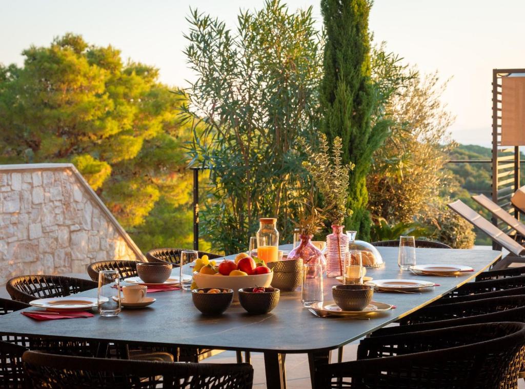 ein Tisch mit einer Obstschale auf einer Terrasse in der Unterkunft Breathtaking Villa Vis in Vis