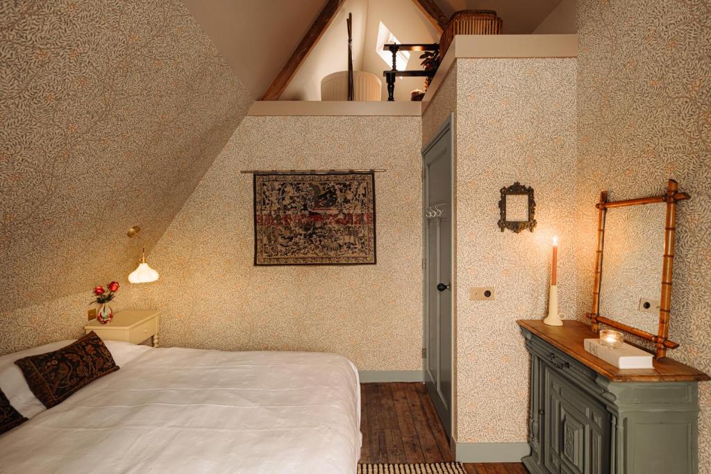 a bedroom with a bed and a candle on a table at Atteheem in Breukelen