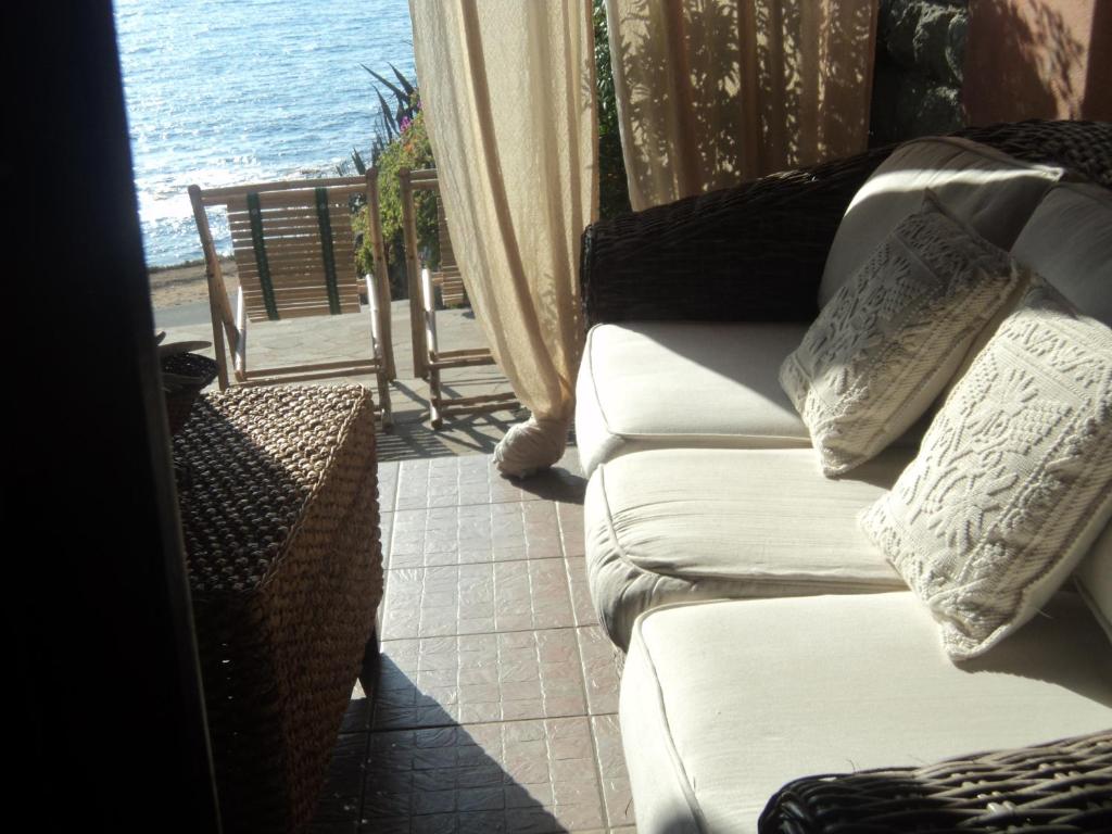 トッレ・デイ・コルサリにあるIl Rifugio del Conteのリビングルーム(ソファ付)が備わり、海の景色を望めます。
