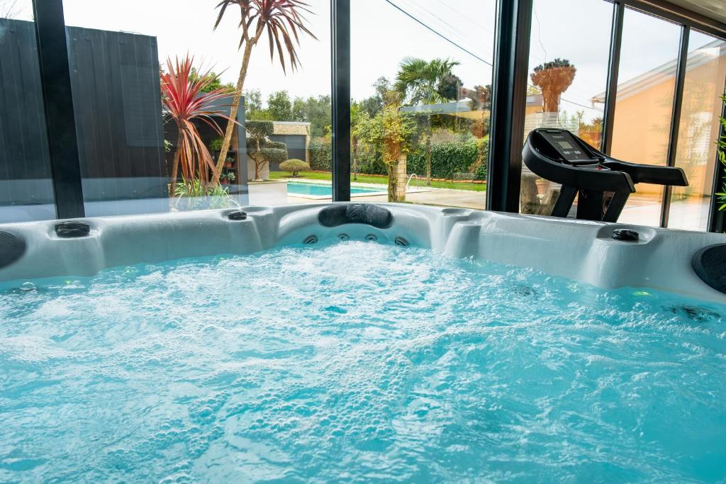 a jacuzzi tub with a chair in the middle at Verde Verdilhão Villa in Arazede
