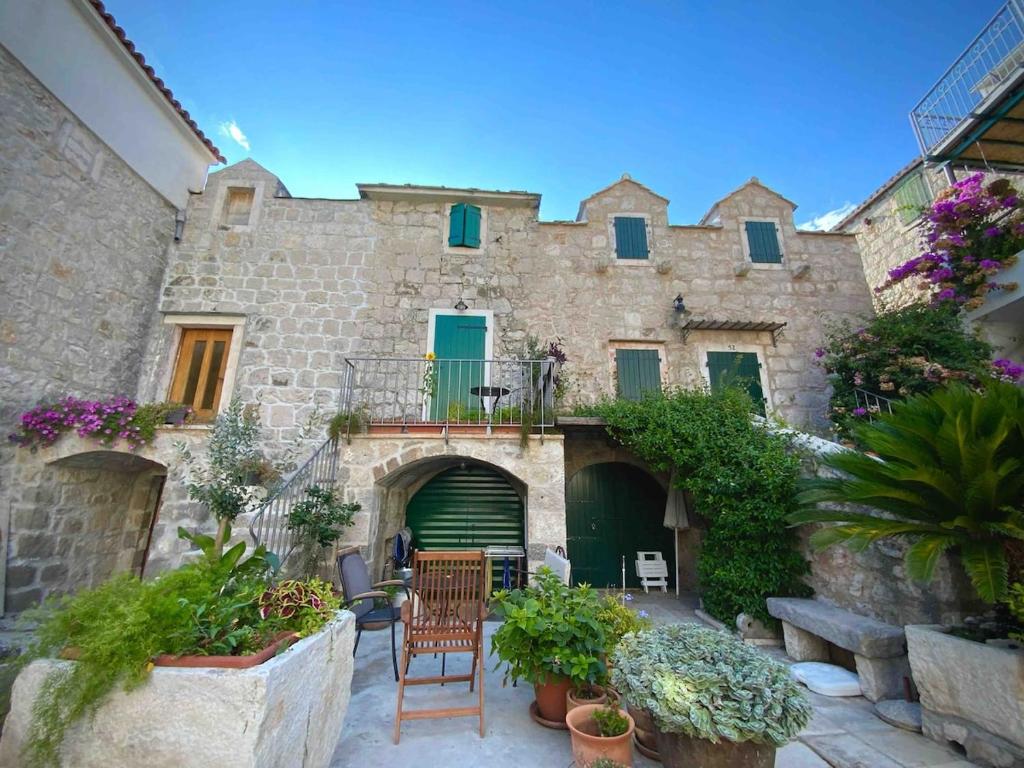 Stone House Bratuš - steps from the Beach
