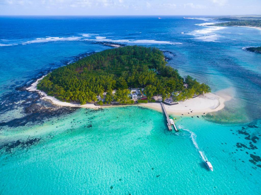 an island in the middle of the ocean at Ile Des Deux Cocos in Blue Bay