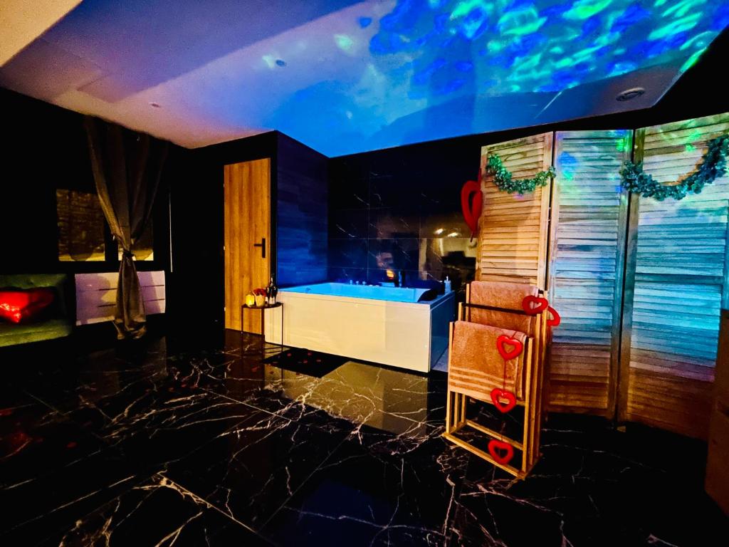 a bathroom with a tub and a large aquarium at Saphir in Plouray