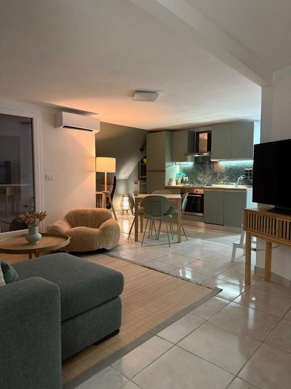 a living room with a couch and a table and a kitchen at Villa Montepaone in Montepaone Lido