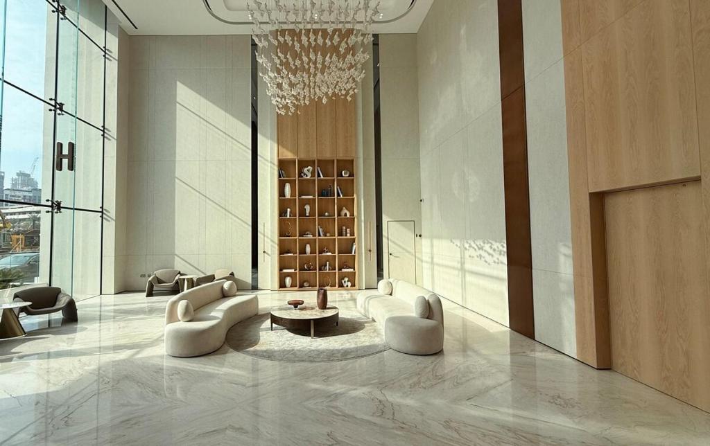 لابی و فضای عمومی Binghatti Phoenix - Luxury & Modern Studio - Pool & Gym - Free Parking - JVC - تصویر ۵