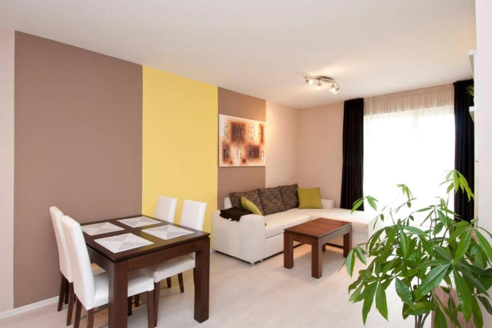 un soggiorno con divano bianco e tavolo di Sofia Top Apartments a Sofia