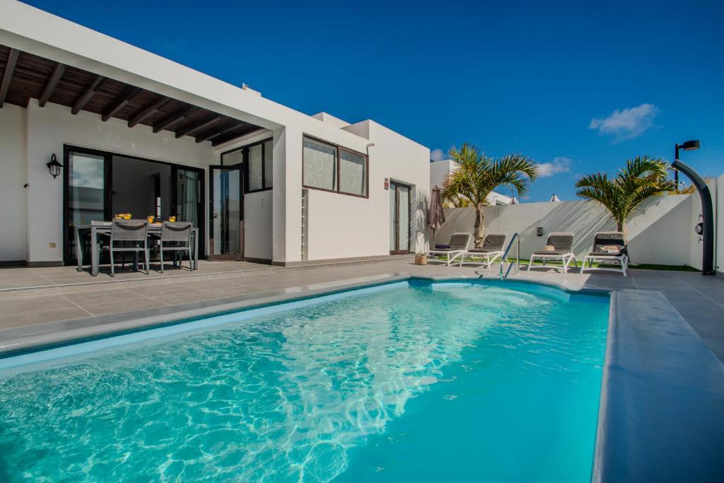 VILLA ORCADES CLOSE TO TOWN CENTER POOL & A/C