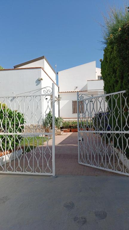 a gate in front of a white building at Sottovento Marzamemi Rooms&Relax in Marzamemi