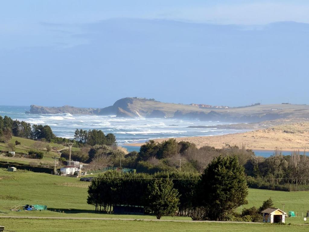 a view of the ocean from a field at Dúplex Mies de Usgo in Miengo