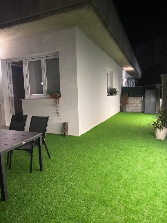 a large yard with green grass on a building at Alojamientos Dima Costa in Laredo