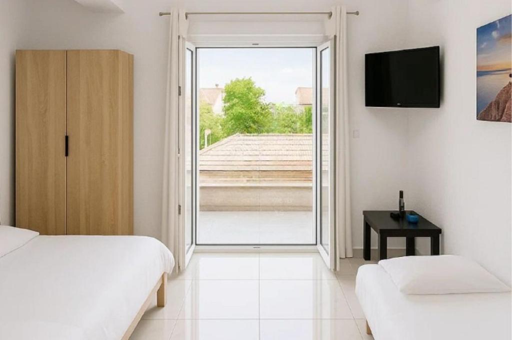 Sunny Stay Apartment near the Beach