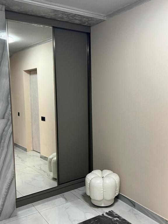 لابی و فضای عمومی Luxury Apartments 50 Nalbandyan Street - تصویر ۵