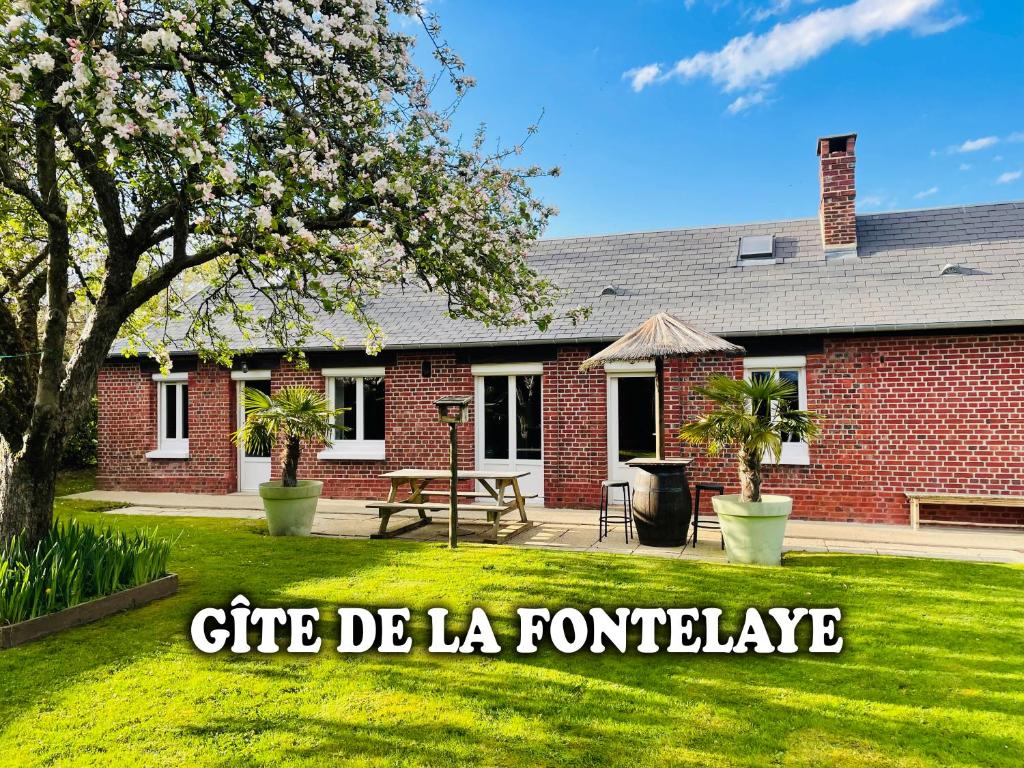 a red brick house with the words gift de la fortaleza at Gîte de la Fontelaye in La Fontelaye