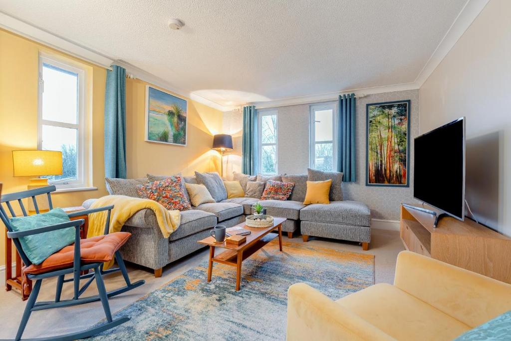 a living room with a couch and a tv at 2 Bed in Sandhurst oc-o34807 in Sandhurst