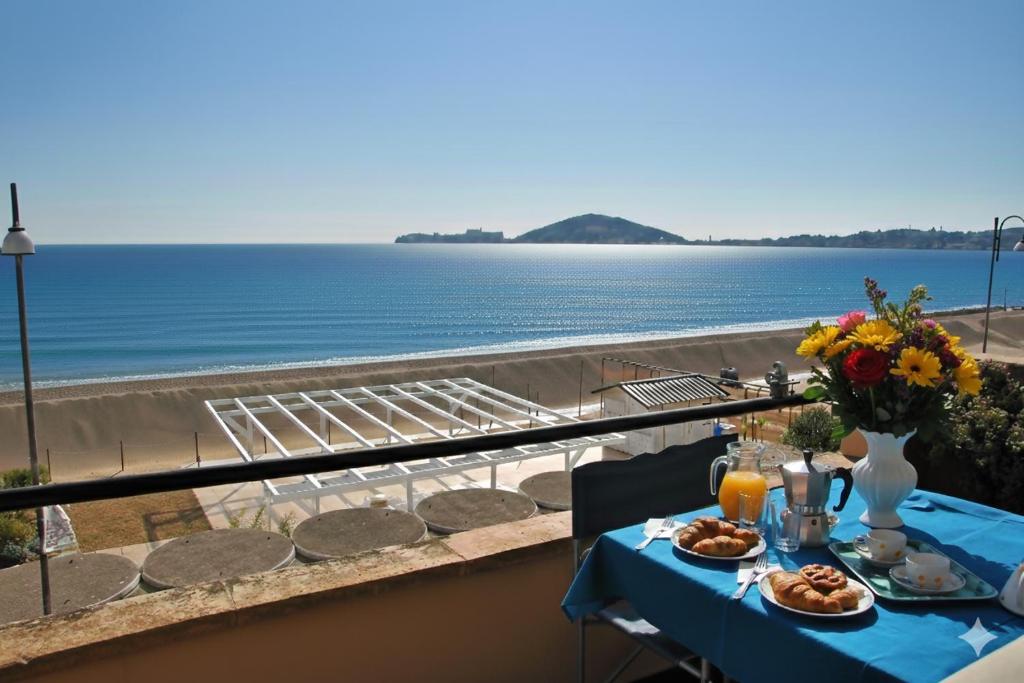 a table with food and a view of the ocean at Casa Edy mare e spiaggia a Formia in Latina