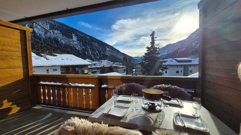 a balcony with a table and a view of a mountain at Summit & Spring Studio - Leukerbad in Leukerbad