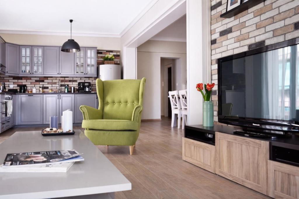 Acropolis Area Large 3BR 2BA Apartment
