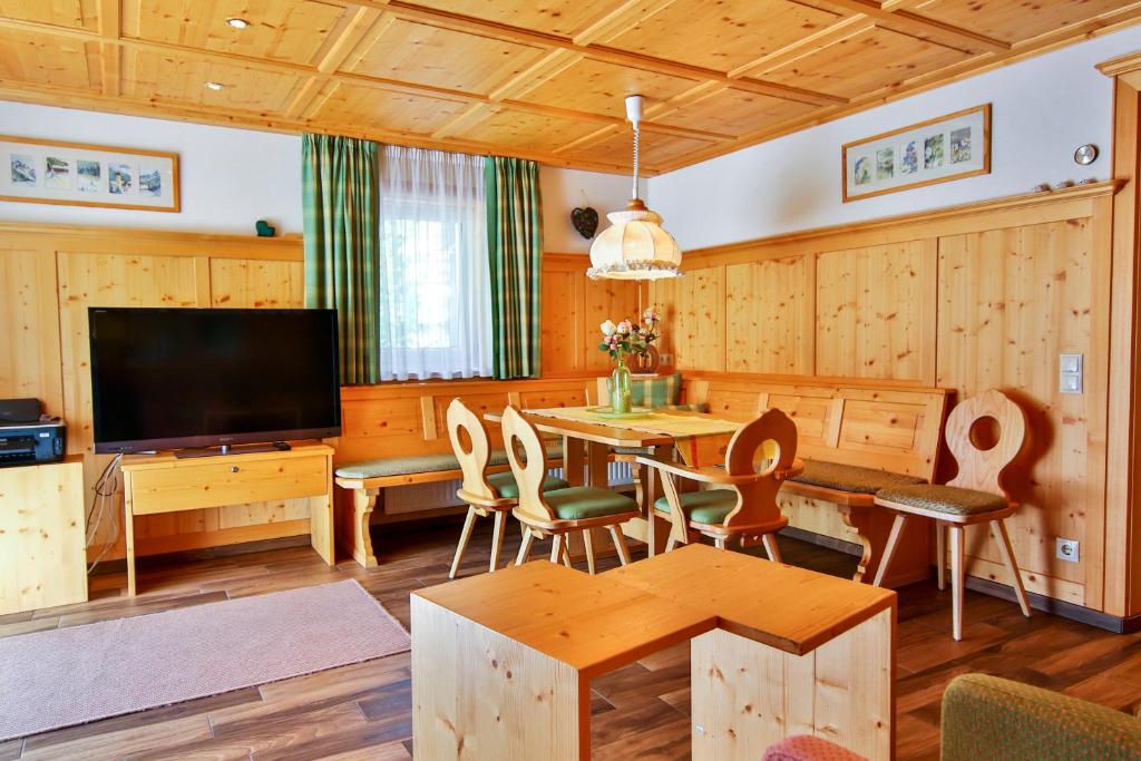 TV a/nebo společenská místnost v ubytování Alpenhaus Montafon by Pferd auf Wolke