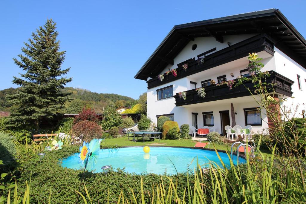 a house with a swimming pool in the yard at Gästehaus Schachnerhöhe in Steyr