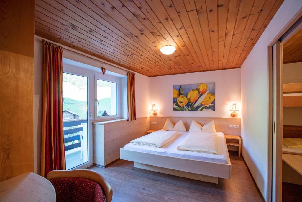 Postel nebo postele na pokoji v ubytování Alpenhaus Montafon by Pferd auf Wolke