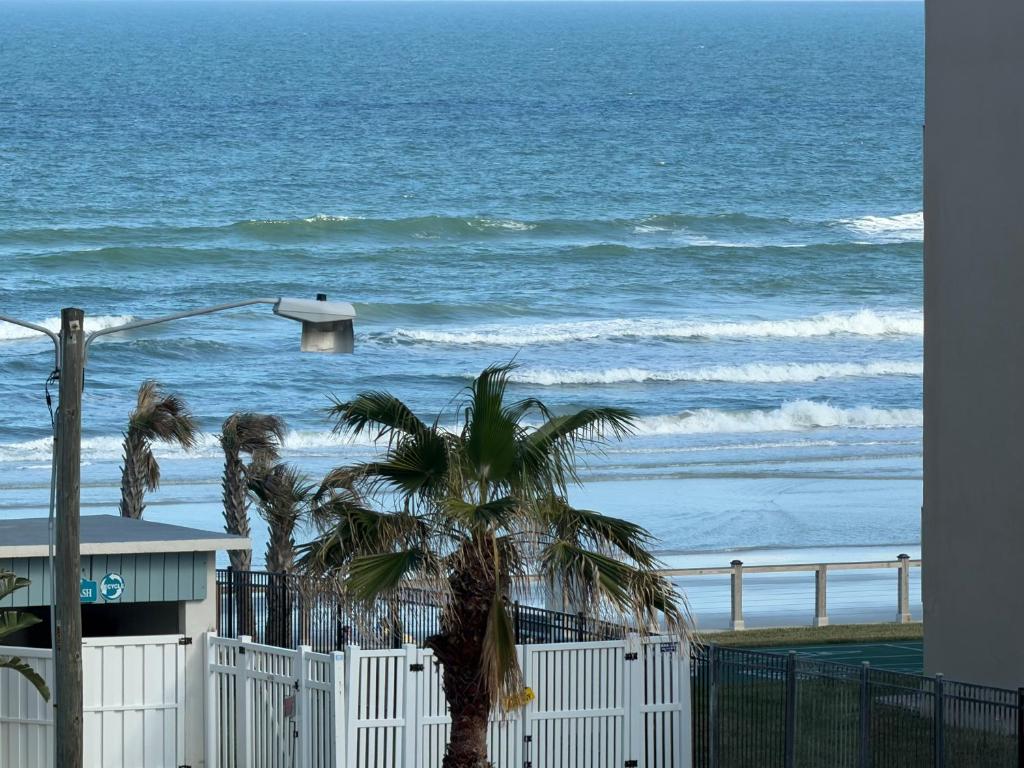 Blick auf das Meer vom Balkon eines Strandes in der Unterkunft Relaxing 1bd 1ba Condo - Ocean Front Complex in New Smyrna Beach in New Smyrna Beach