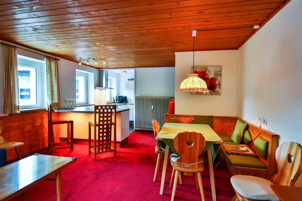 Posezení v ubytování Alpenhaus Montafon by Pferd auf Wolke