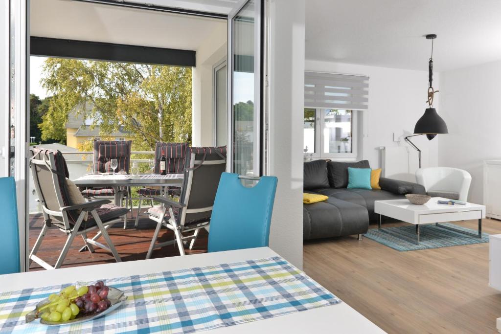 una cucina e un soggiorno con divano e tavolo di Urlaubsinsel a Breege