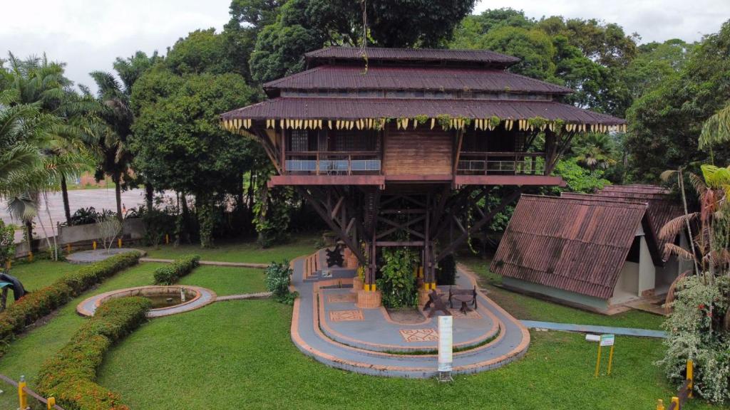a tree house in the middle of a park at Samaúma Park Hotel in Barcarena