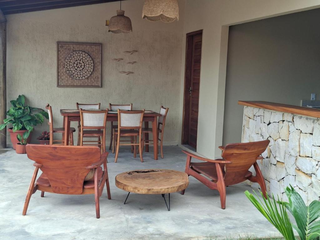 a restaurant with chairs and a table and a table and chairs at Casa Revoada BG PI in Barra Grande