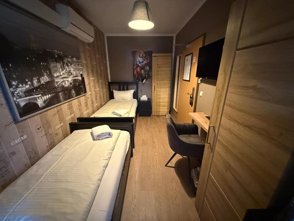 Boutique Hotel Sena - Twin Room With Balcony And Shared Bathroom