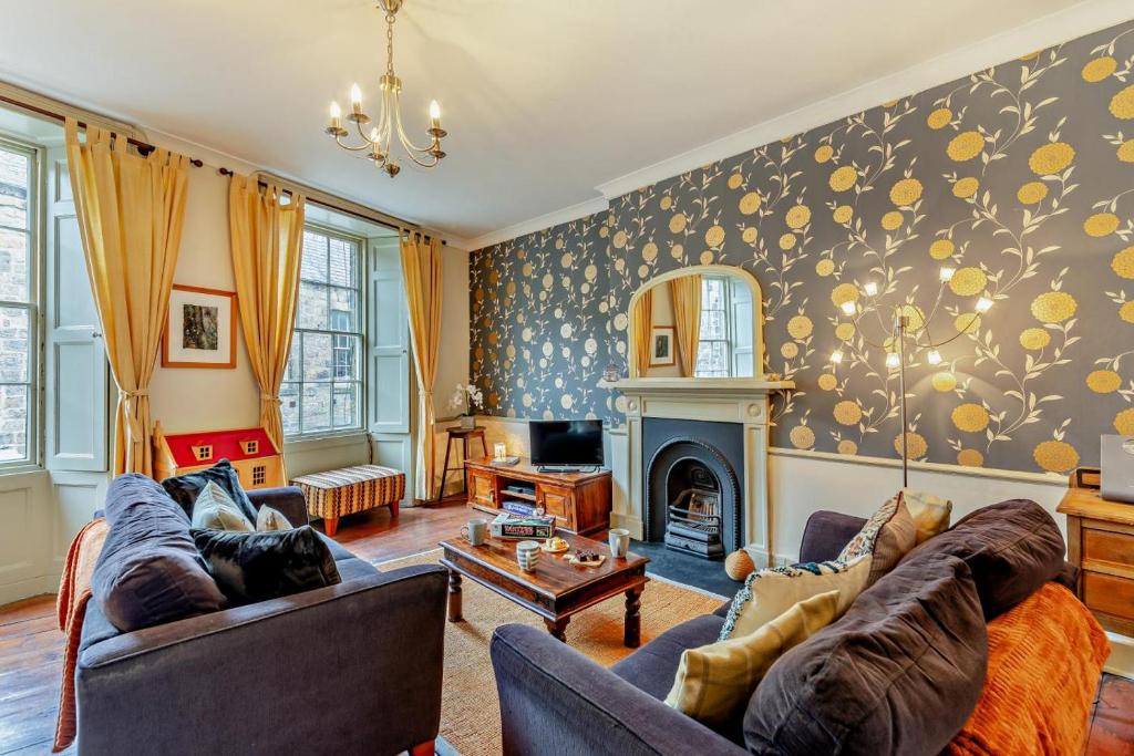 ein Wohnzimmer mit zwei Sofas und einem Kamin in der Unterkunft 2 Bed in Alnwick oc-f28915 in Alnwick