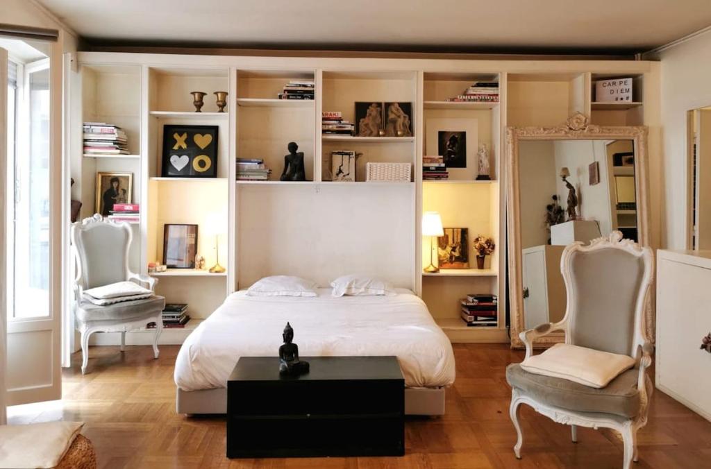 A large artistic-style studio in Panthéon