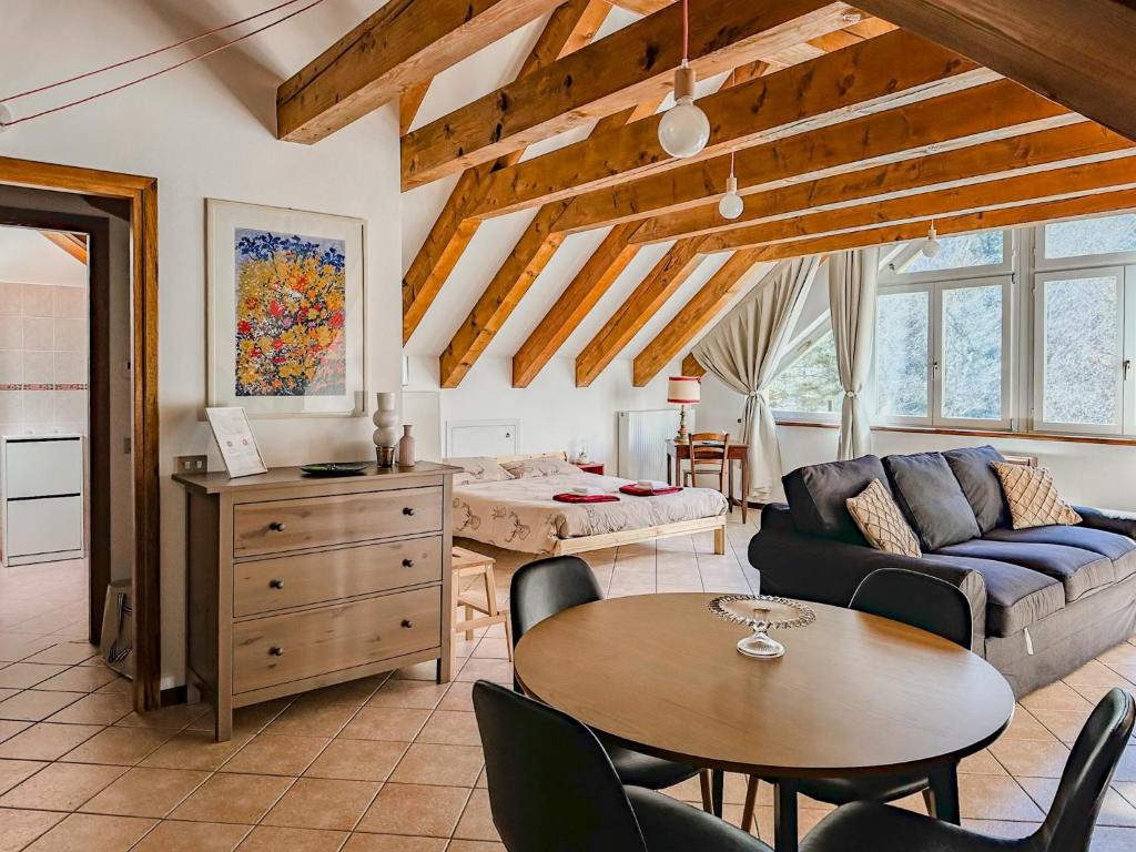 a living room with a couch and a table at Le Mansarde di Siberia in Craveggia
